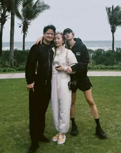 闲装, 我就支持你, 父母合影笑