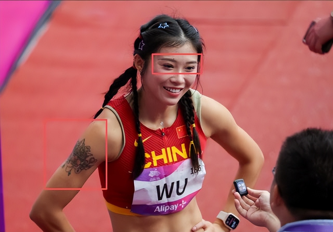 那个穿着小, tenan