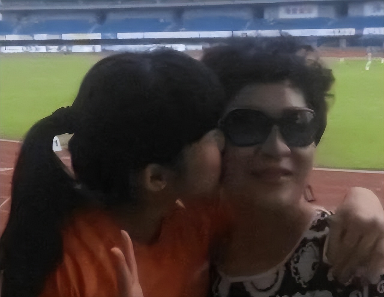 AA, 这姑娘是四, 历史